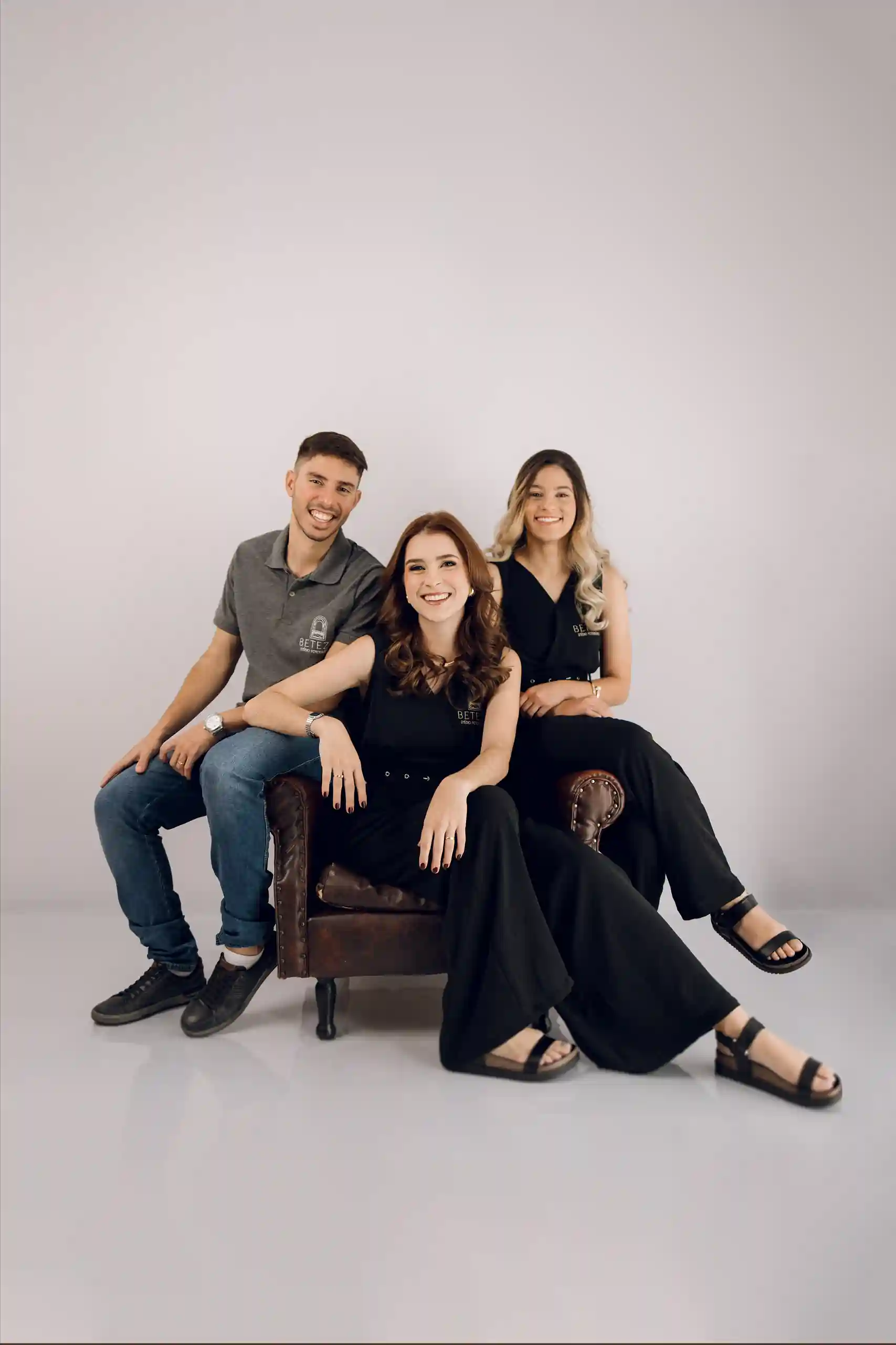 Equipe Beteza Studio em atendimento durante ensaio